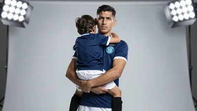 El delantero brasileño Neymar, 34 años, protagonizó un emotivo momento antes del partido contra Mirassol en el Estadio...