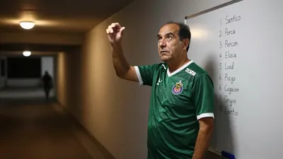 Este artículo detalla la alineación de Santos Laguna contra Guadalajara en la Liga MX, con la formación 4-3-1-2 dirigida...